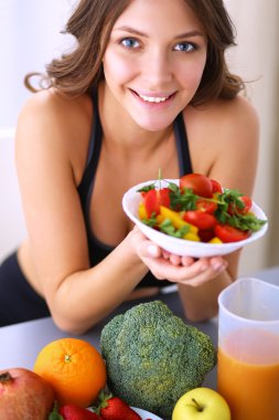 Mutfakta meyve ile masaya oturan kız