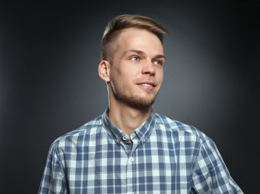 siyah arka plan üzerine yakışıklı bir genç adam portresi
