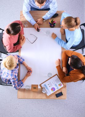 İş adamları iş toplantısında, ofiste oturup tartışıyorlar.