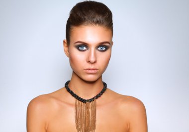 gri arka plan üzerinde duran güzel kadın