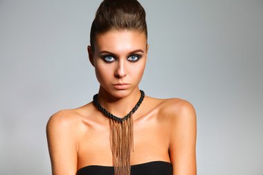 gri arka plan üzerinde duran güzel kadın