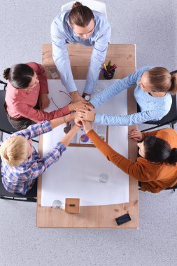 İş adamları iş toplantısında, ofiste oturup tartışıyorlar.