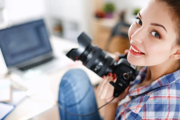 Fotografka sedící na stole s laptopem — Stock fotografie