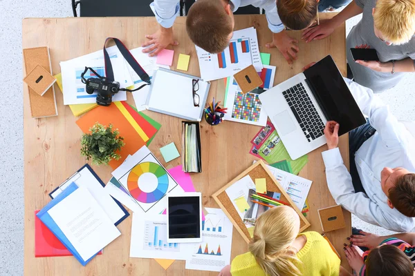 Zakenmensen zitten en discussiëren op zakelijke bijeenkomst, in functie — Stockfoto