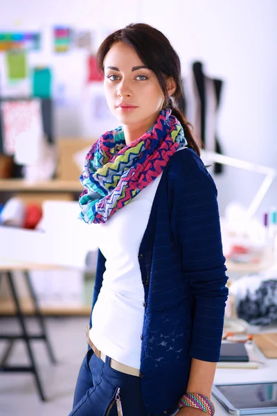 Vacker modedesigner stående i studio — Stockfoto