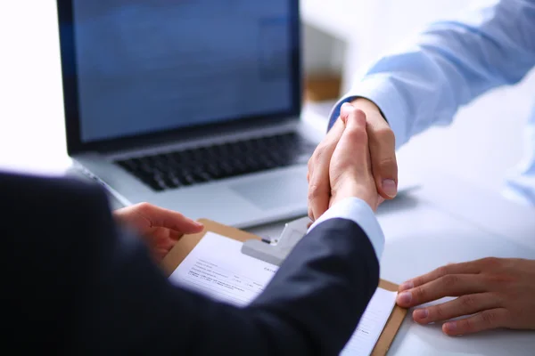 Gente de negocios dándose la mano, terminando una reunión —  Fotos de Stock