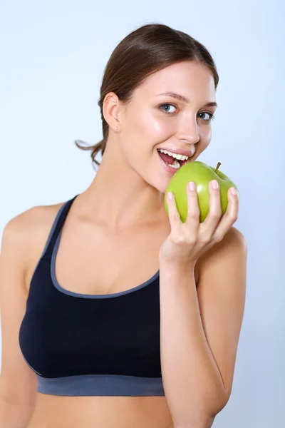 Joyeux jeune femme mangeant des pommes, isolé sur fond blanc — Photo