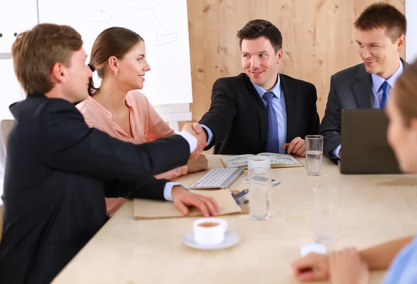 Gente de negocios sentada y discutiendo en la reunión de negocios, en la oficina — Foto de Stock