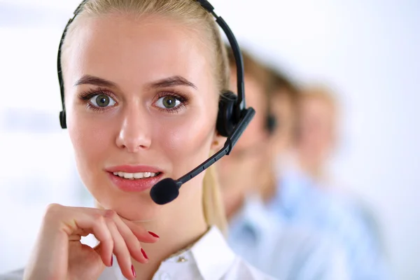 Atractivos jóvenes empresarios y colegas positivos en una oficina de call center — Foto de Stock