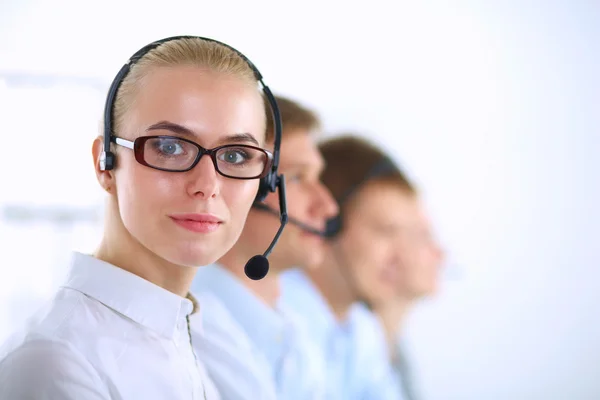 Aantrekkelijke jonge ondernemers en collega 's in een callcenter — Stockfoto