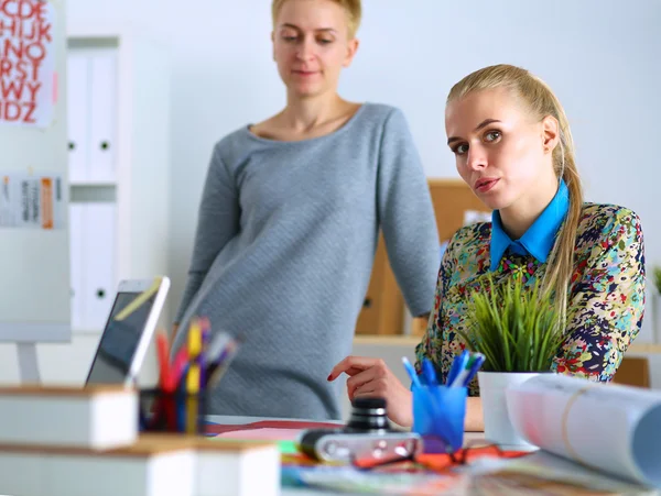 Unga företagare som arbetar på kontoret med ett nytt projekt. — Stockfoto