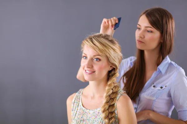 Jonge vrouw kapper doen kapsel meisje in salon — Stockfoto