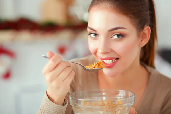 Sorridente donna attraente che fa colazione in cucina interna — Foto Stock