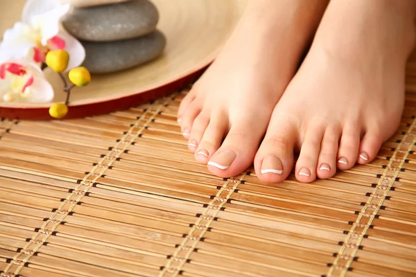 Pflege für schöne Frauenbeine auf dem Boden — Stockfoto