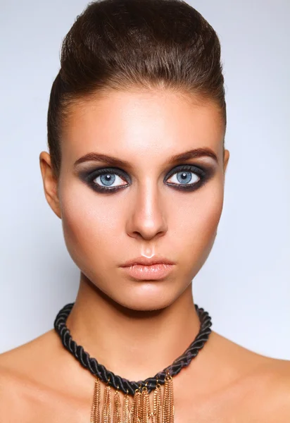 Hermosa mujer de pie sobre fondo gris —  Fotos de Stock