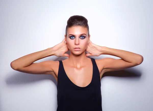 Hermosa mujer de pie sobre fondo gris —  Fotos de Stock