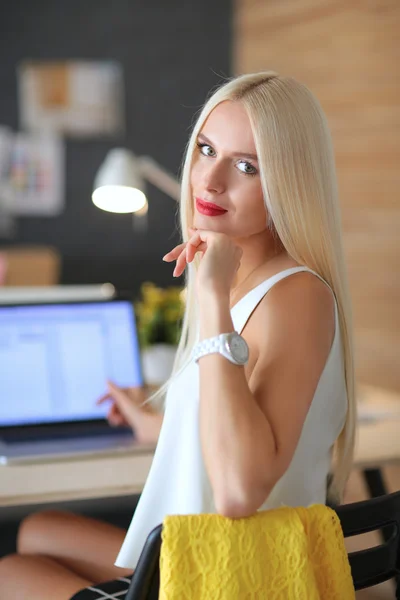 Diseñadores de moda trabajando en el estudio sentados en el escritorio — Foto de Stock