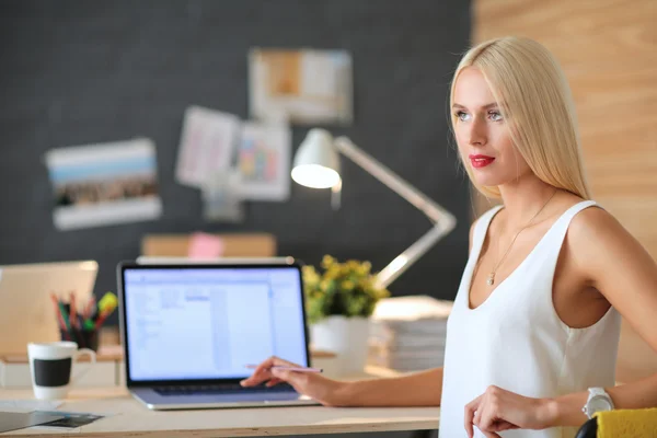 Modeskapare som arbetar i studio sittande på skrivbordet — Stockfoto