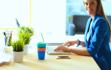 Masada dizüstü bilgisayarı olan kadın.