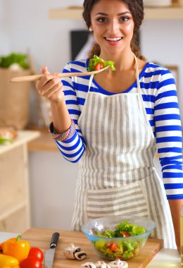 Genç kadın mutfakta salata hazırlama