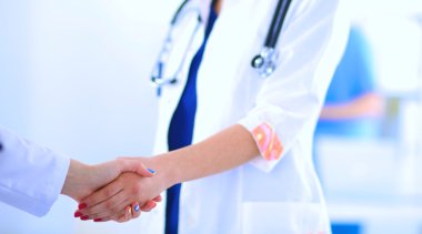 Genç tıpçılar ofiste el sıkışıyor.