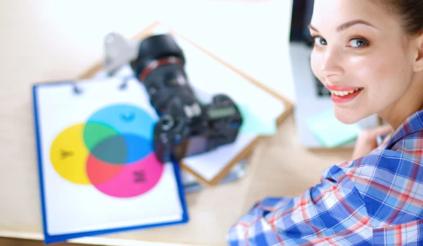 Femme photographe assise sur le bureau avec ordinateur portable — Photo