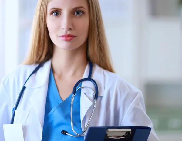 Retrato de doctora con carpeta en el pasillo del hospital —  Fotos de Stock