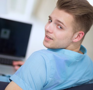 beyaz zemin üzerine yakışıklı bir genç adam portresi