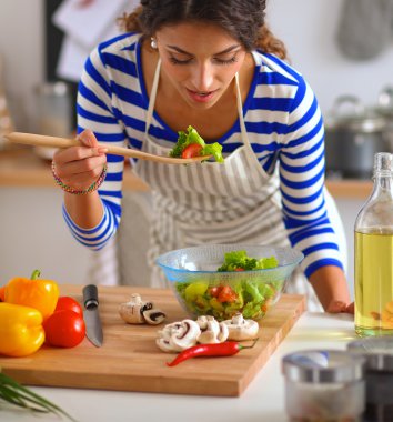 Genç kadın mutfakta salata hazırlama