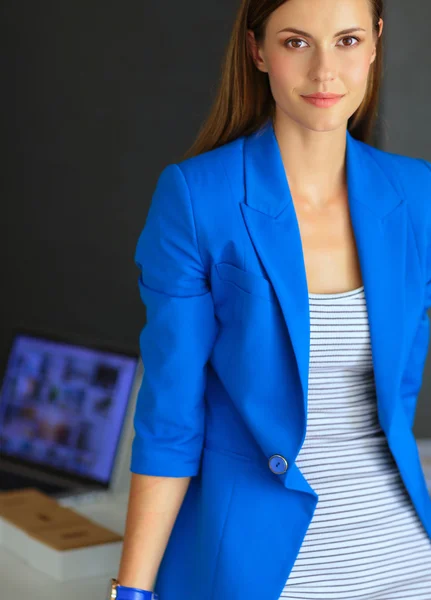 Portrait d'une belle femme d'affaires debout près de son lieu de travail. — Photo