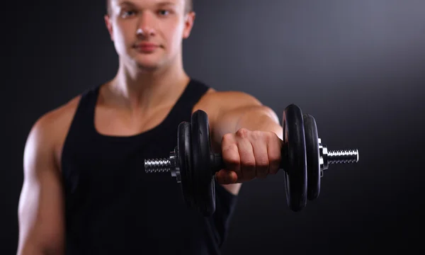 Schöner muskulöser Mann, der mit Hanteln trainiert — Stockfoto