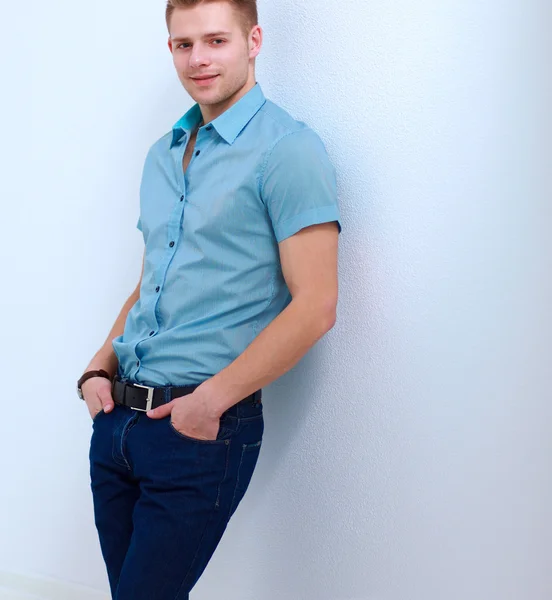 Retrato de um jovem bonito no fundo branco — Fotografia de Stock