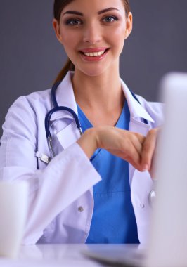 Beyaz arka planda tek başına çalışan kadın doktor