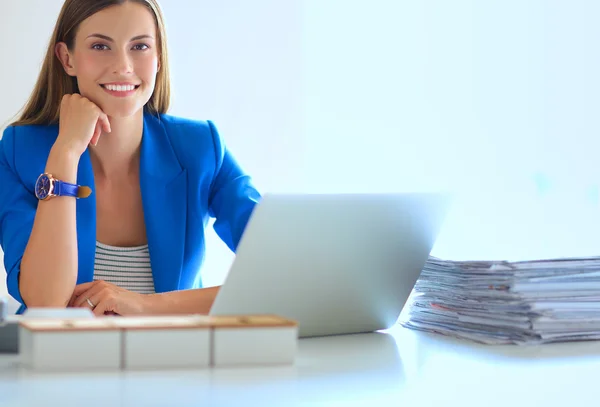 Mulher com documentos sentados na mesa. — Fotografia de Stock