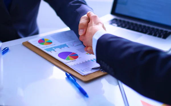 Geschäftsleute schütteln Hände, beenden ein Meeting — Stockfoto