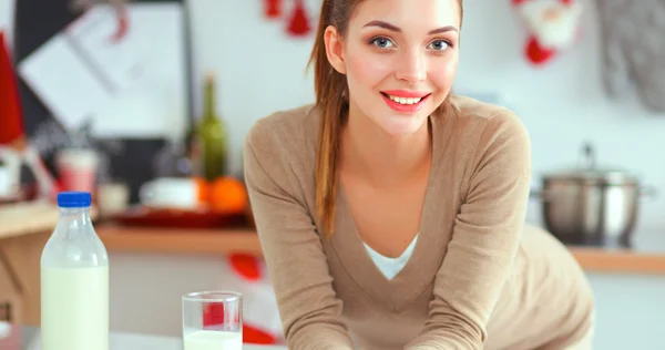 Sorridente donna attraente che fa colazione in cucina interna — Foto Stock