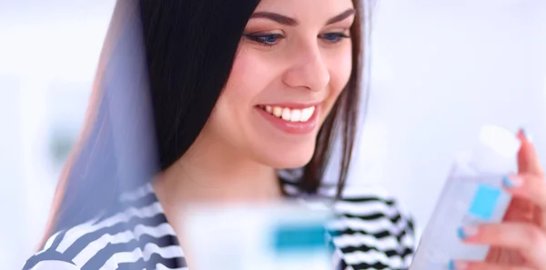 Mooie jonge vrouw in winkel — Stockfoto