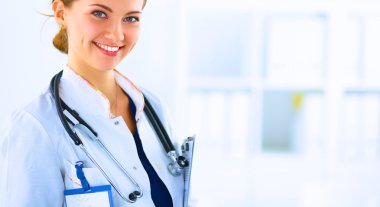 Kadın doktor hastanede duruyor.