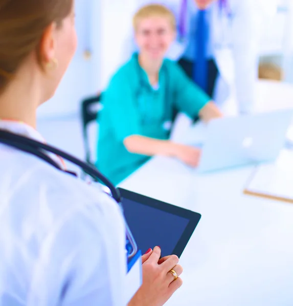 Donna medico in piedi in ospedale witih cartella — Foto Stock