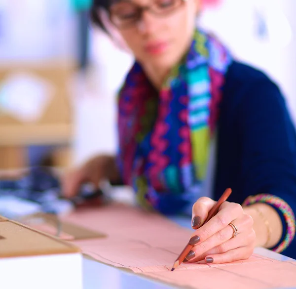 Schneiderin entwirft Kleidungsmuster auf Papier — Stockfoto