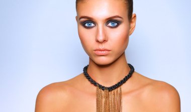 gri arka plan üzerinde duran güzel kadın