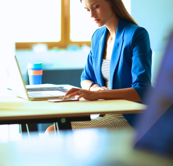 Mulher sentada na mesa com laptop — Fotografia de Stock