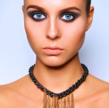 gri arka plan üzerinde duran güzel kadın