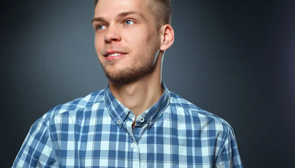 Portret van een knappe jongeman op zwarte achtergrond — Stockfoto