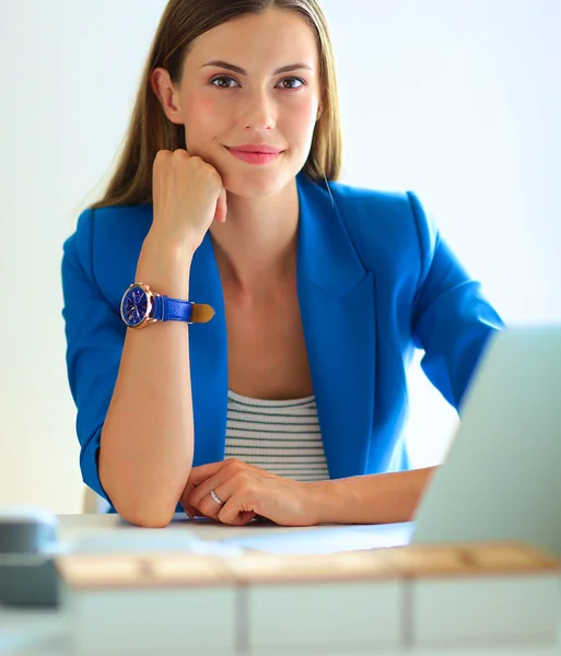 Mujer con documentos sentada en el escritorio. — Foto de Stock