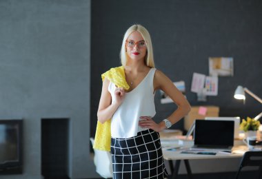 Moda tasarımcıları studio çalışma