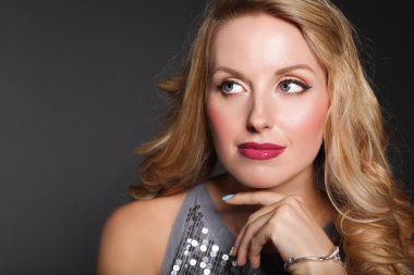 Güzel kadın, gri arka plan üzerinde izole