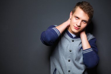 siyah arka plan üzerine yakışıklı bir genç adam portresi