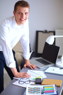 Genç işadamı ofis Resepsiyon duran, çalışma