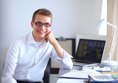 Genç işadamı ofiste masa oturarak çalışma